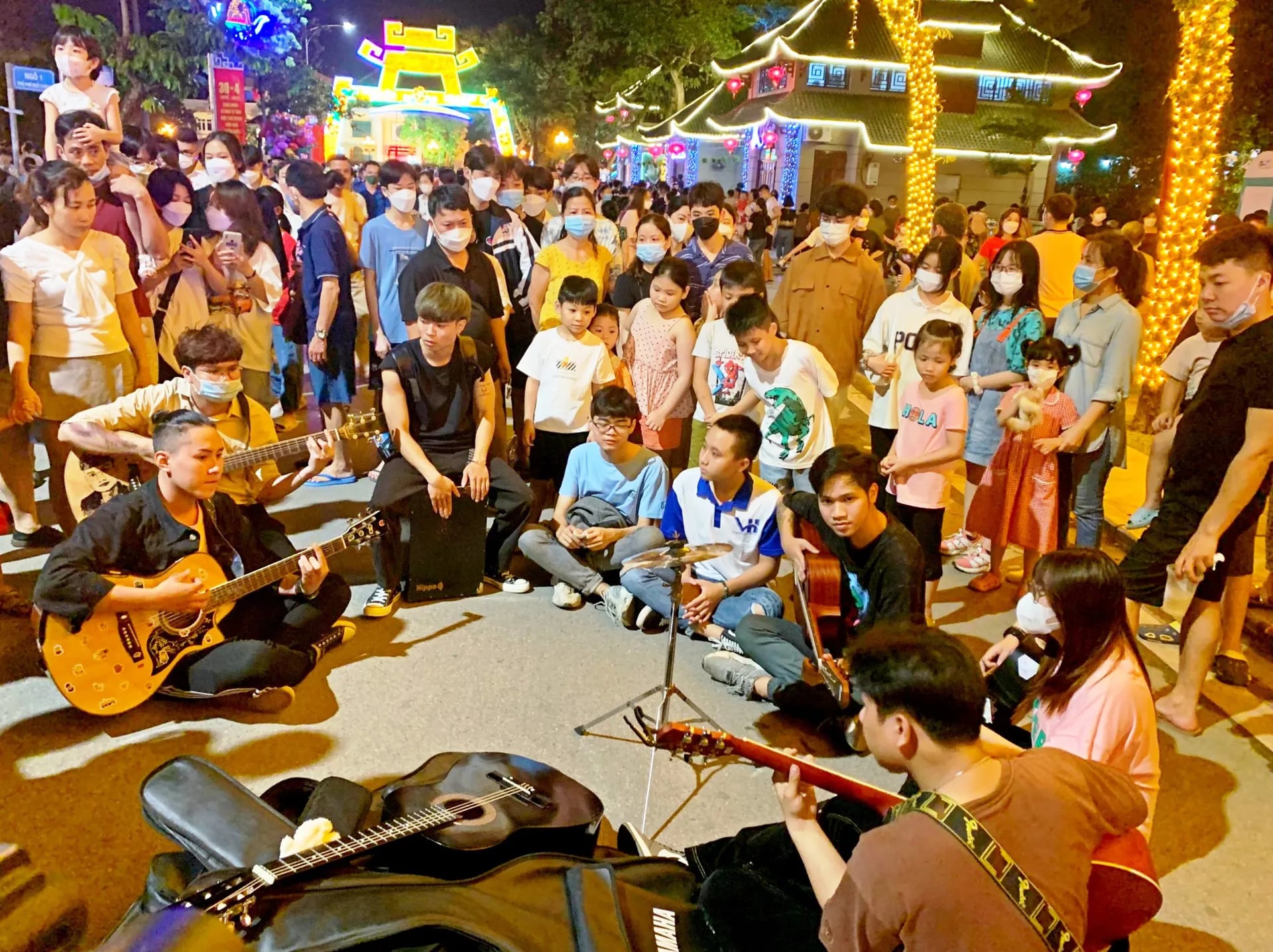 Các hội nhóm trình diễn nghệ thuật quy mô nhỏ tại phố đi bộ